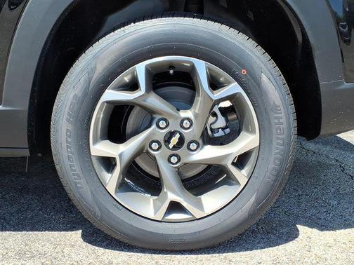 Mosaic Black Metallic 2026 Chevrolet Trax LT