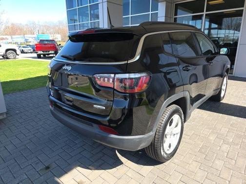 Diamond Black Crystal Pearlcoat 2018 Jeep Compass Latitude