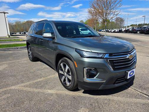 Silver Sage Metallic 2023 Chevrolet Traverse LT Leather