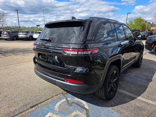 Diamond Black Crystal Pearlcoat 2023 Jeep Grand Cherokee Limited
