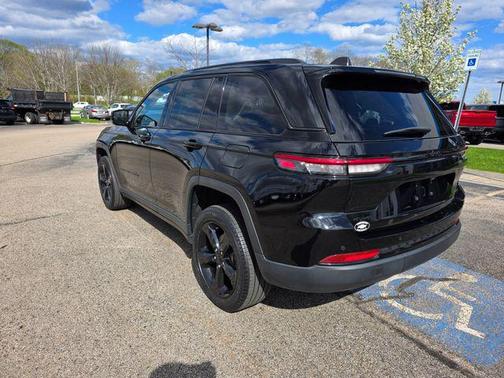 Diamond Black Crystal Pearlcoat 2023 Jeep Grand Cherokee Limited