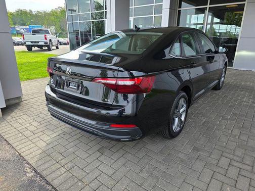 Deep Black Pearl 2024 Volkswagen Jetta 1.5T SE