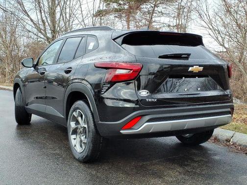 Mosaic Black Metallic 2026 Chevrolet Trax LT