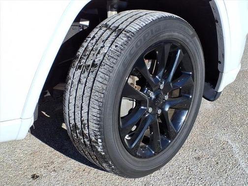 Bright White Clearcoat 2022 Jeep Grand Cherokee Laredo