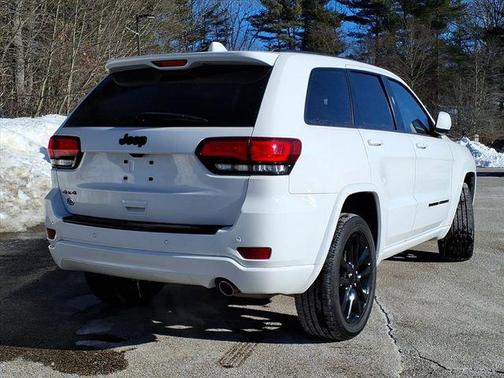 Bright White Clearcoat 2022 Jeep Grand Cherokee Laredo