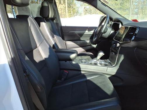 Bright White Clearcoat 2022 Jeep Grand Cherokee Laredo