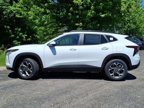 Summit White 2026 Chevrolet Trax LT