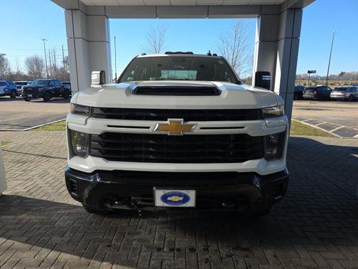 Summit White 2024 Chevrolet Silverado 2500 Custom