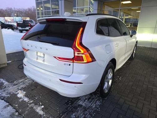 2022 Volvo XC60 B5 Momentum