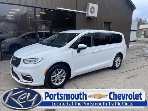 Bright White Clearcoat 2023 Chrysler Pacifica Touring L