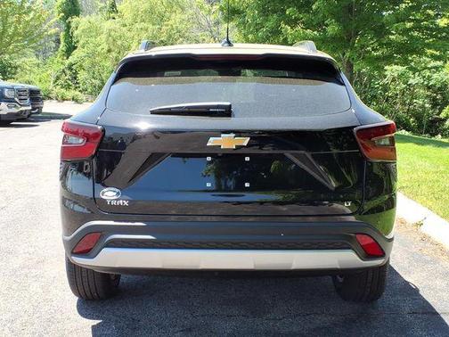 Mosaic Black Metallic 2026 Chevrolet Trax LT