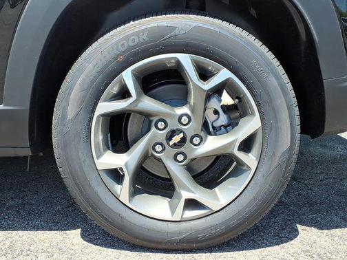 Mosaic Black Metallic 2026 Chevrolet Trax LT
