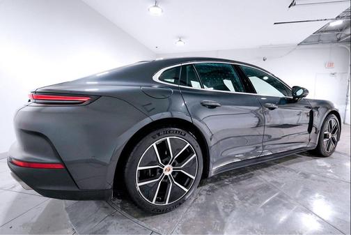 2025 Porsche Panamera 4