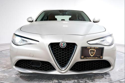 Silverstone Gray Metallic 2017 Alfa Romeo Giulia Base