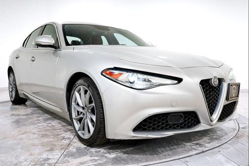Silverstone Gray Metallic 2017 Alfa Romeo Giulia Base