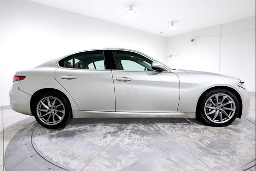 Silverstone Gray Metallic 2017 Alfa Romeo Giulia Base