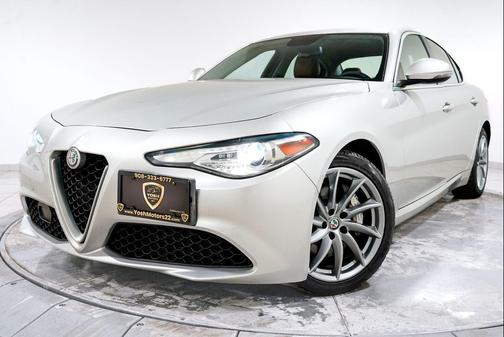 Silverstone Gray Metallic 2017 Alfa Romeo Giulia Base