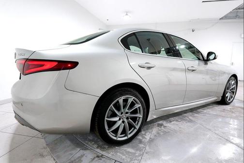 Silverstone Gray Metallic 2017 Alfa Romeo Giulia Base