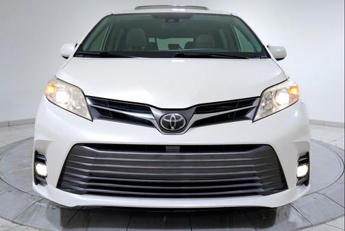2020 Toyota Sienna XLE