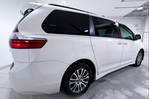 2020 Toyota Sienna XLE