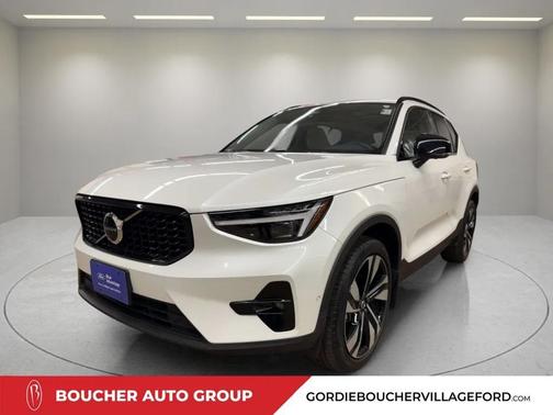 2023 Volvo XC40 B5 Ultimate Dark Theme
