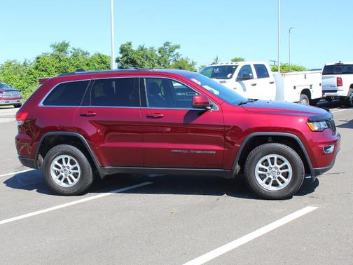 Photo 2 of 20 of 2019 Jeep Grand Cherokee Laredo