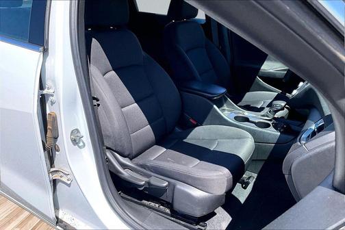Summit White 2024 Chevrolet Malibu 1LS