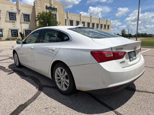 Summit White 2017 Chevrolet Malibu 1LT