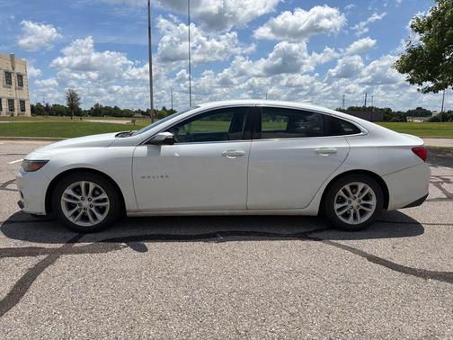 Summit White 2017 Chevrolet Malibu 1LT