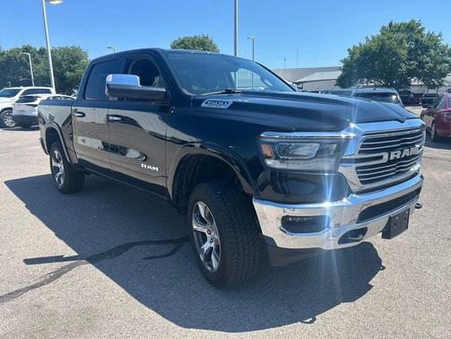Diamond Black Crystal Pearlcoat 2019 RAM 1500 Laramie
