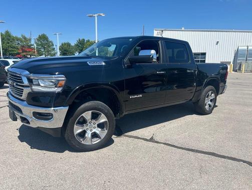Diamond Black Crystal Pearlcoat 2019 RAM 1500 Laramie