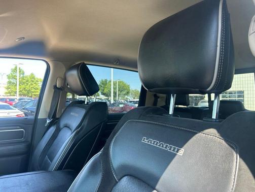 Diamond Black Crystal Pearlcoat 2019 RAM 1500 Laramie