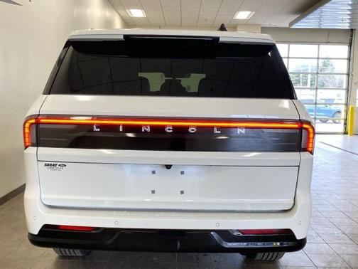 Pristine White Metallic Tri-Coat 2026 Lincoln Navigator Reserve