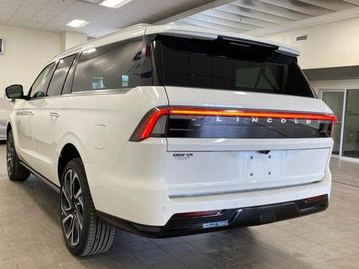 Pristine White Metallic Tri-Coat 2026 Lincoln Navigator Reserve