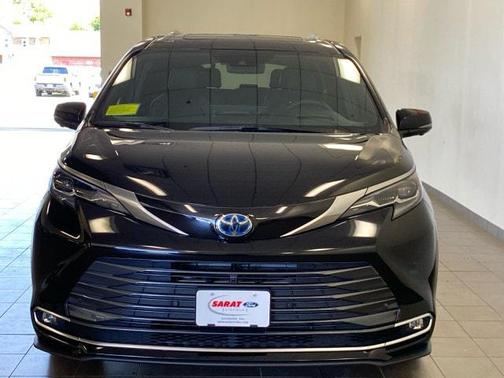 Midnight Black Metallic 2025 Toyota Sienna Platinum