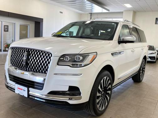 Pristine White Metallic Tri-Coat 2024 Lincoln Navigator Black Label