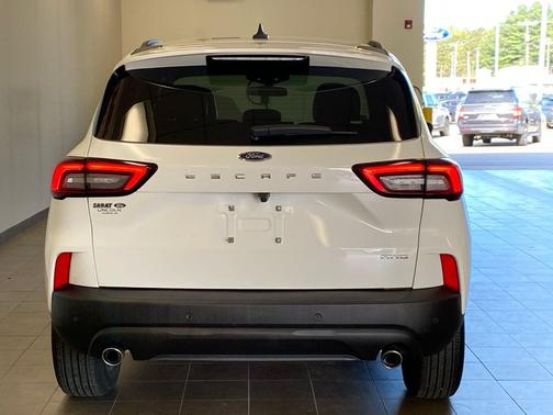 Star White Metallic Tri-Coat 2025 Ford Escape ST-Line Select