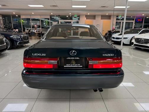 Green 1995 Lexus ES 300 Base