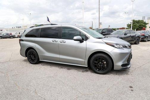 2023 Toyota Sienna LE