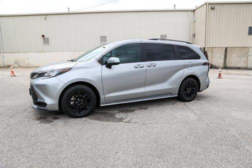 2023 Toyota Sienna LE