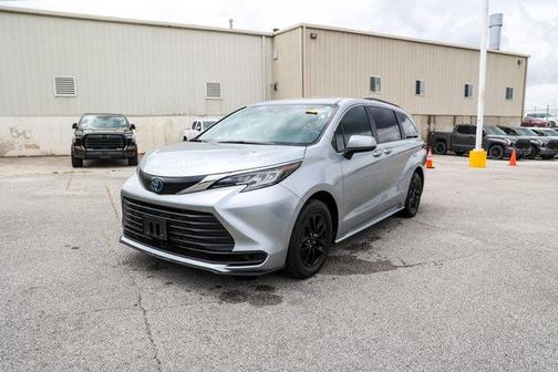 2023 Toyota Sienna LE
