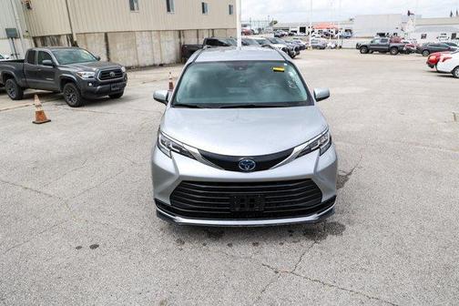 2023 Toyota Sienna LE