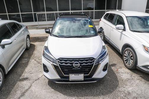 2023 Nissan Kicks SR