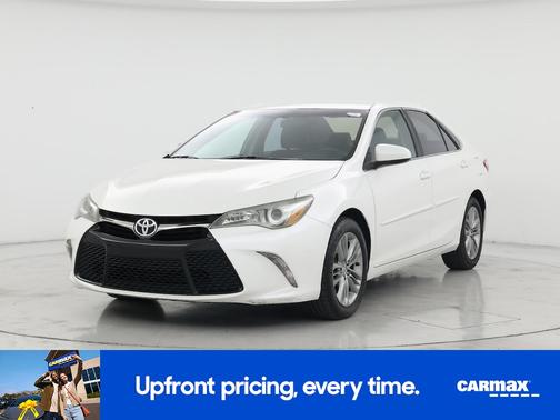 White 2015 Toyota Camry SE
