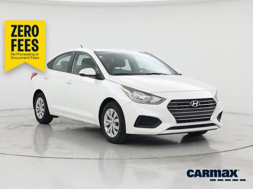 White 2022 Hyundai Accent SE