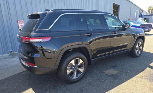 Diamond Black Crystal Pearlcoat 2023 Jeep Grand Cherokee 4xe Base
