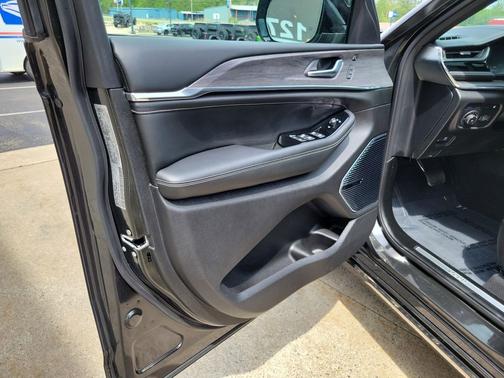 Rocky Mountain Pearlcoat 2023 Jeep Grand Cherokee 4xe Overland