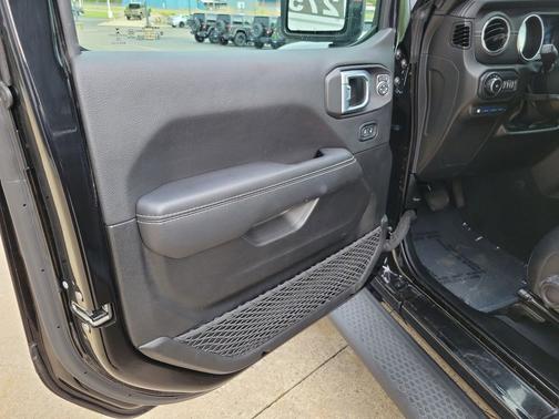Black Clearcoat 2022 Jeep Wrangler Unlimited 4xe Sahara
