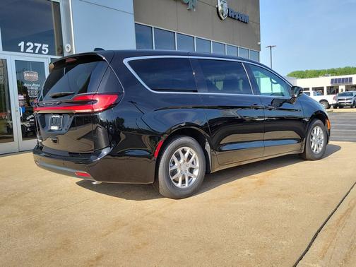 Diamond Black Crystal Pearlcoat 2027 Chrysler Pacifica L