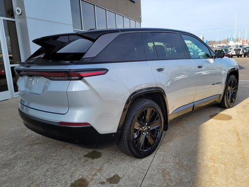 Silver Zynith Clearcoat 2024 Jeep Wagoneer S Launch Edition